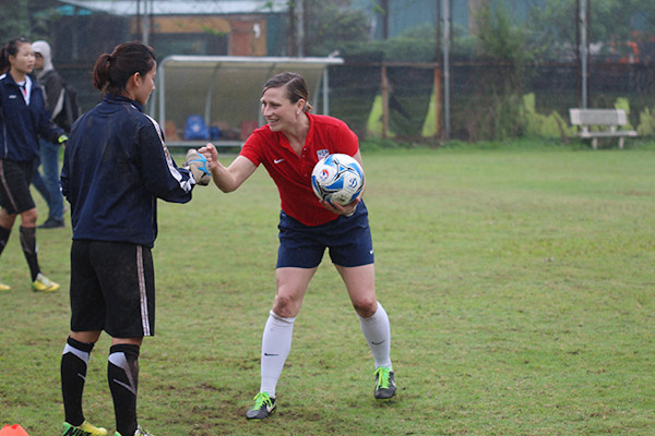 “Sứ giả thể thao” vô địch World Cup hào hứng với cầu thủ nữ Việt Nam ảnh 4