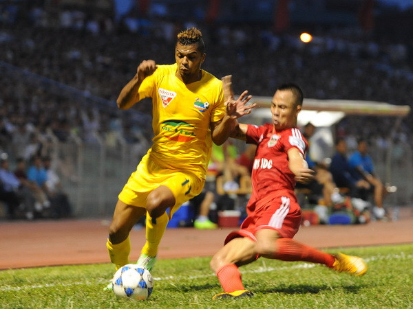 Đương kim vô địch Bình Dương mất điểm ở phút bù giờ thứ hai ảnh 1