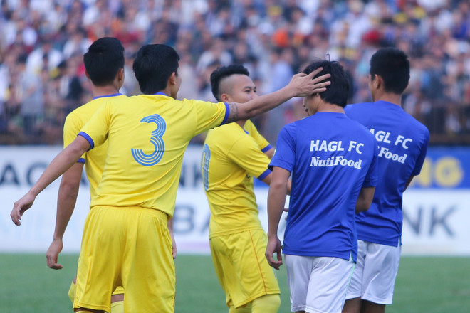 [Photo] Mạnh Hùng “bắt chết” Công Phượng, Ngọc Hải áp đảo Tuấn Anh ảnh 2