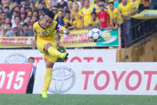 [Photo] Mạnh Hùng “bắt chết” Công Phượng, Ngọc Hải áp đảo Tuấn Anh ảnh 13