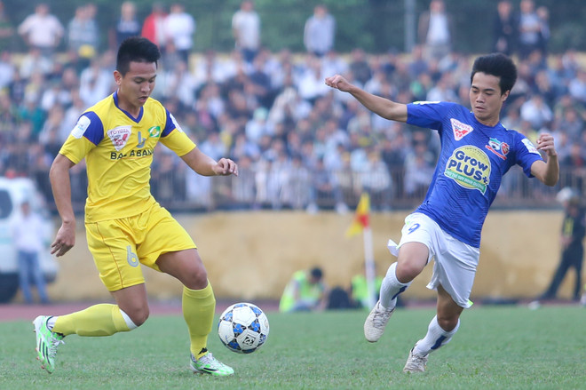 [Photo] Mạnh Hùng “bắt chết” Công Phượng, Ngọc Hải áp đảo Tuấn Anh ảnh 8