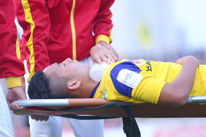 [Photo] Mạnh Hùng “bắt chết” Công Phượng, Ngọc Hải áp đảo Tuấn Anh ảnh 12