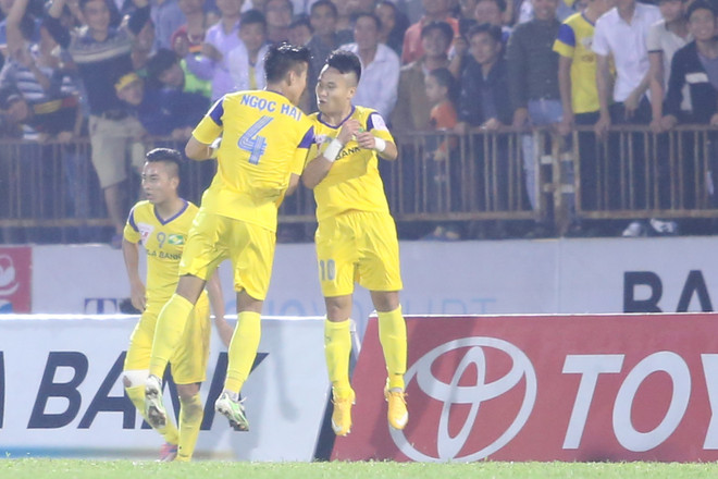 [Photo] Mạnh Hùng “bắt chết” Công Phượng, Ngọc Hải áp đảo Tuấn Anh ảnh 14