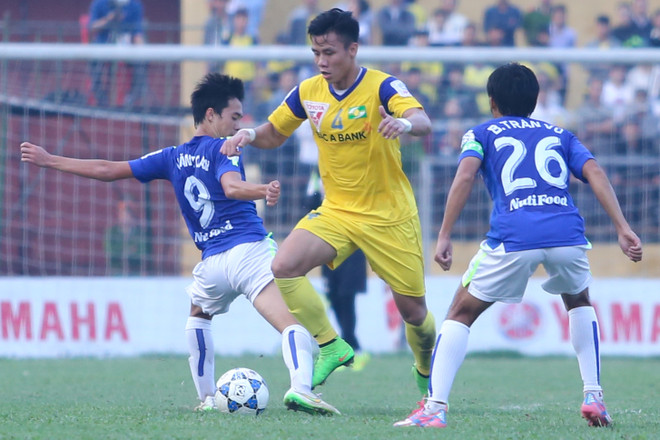 [Photo] Mạnh Hùng “bắt chết” Công Phượng, Ngọc Hải áp đảo Tuấn Anh ảnh 10