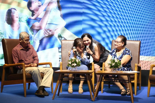 Những câu chuyện và số liệu khảo sát được công bố trong chương trình “Điều mẹ cha chưa kể” đã lay động trái tim của hàng triệu người con. (Ảnh: CTV) Ensure quan tâm sức khỏe của người lớn tuổi nhân mùa Vu Lan ảnh 1