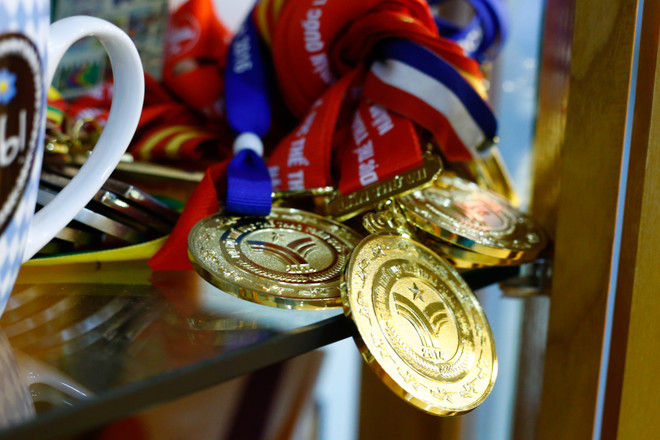 [Photo] Cận cảnh ngăn tủ nhỏ đầy vinh quang của Hoàng Xuân Vinh ảnh 4