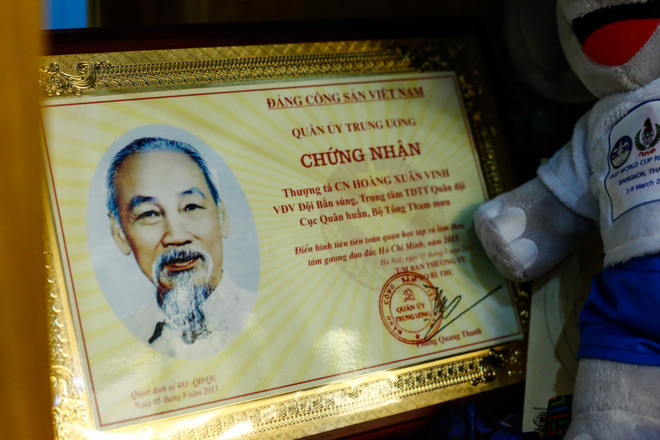 [Photo] Cận cảnh ngăn tủ nhỏ đầy vinh quang của Hoàng Xuân Vinh ảnh 6