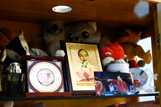 [Photo] Cận cảnh ngăn tủ nhỏ đầy vinh quang của Hoàng Xuân Vinh ảnh 7