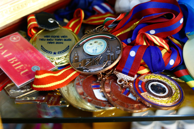 [Photo] Cận cảnh ngăn tủ nhỏ đầy vinh quang của Hoàng Xuân Vinh ảnh 3