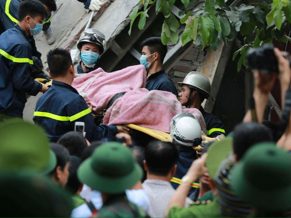 Giải cứu thêm một người, vẫn còn một nạn nhân trong nhà sập ở Cửa Bắc ảnh 1