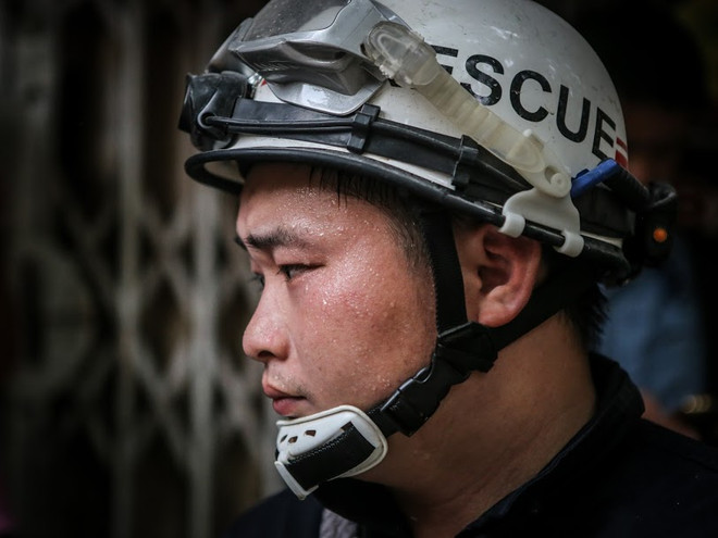 Lực lượng cứu hộ bới từng viên gạch tìm nạn nhân vụ sập nhà Cửa Bắc ảnh 11