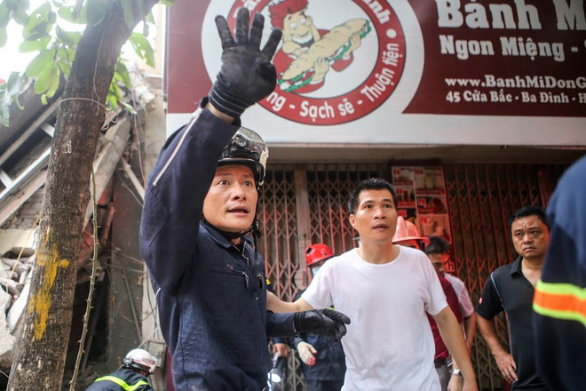 Lực lượng cứu hộ bới từng viên gạch tìm nạn nhân vụ sập nhà Cửa Bắc ảnh 1