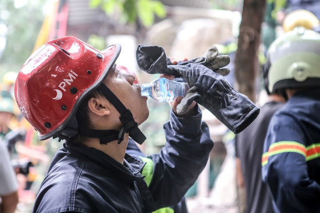 Lực lượng cứu hộ bới từng viên gạch tìm nạn nhân vụ sập nhà Cửa Bắc ảnh 10