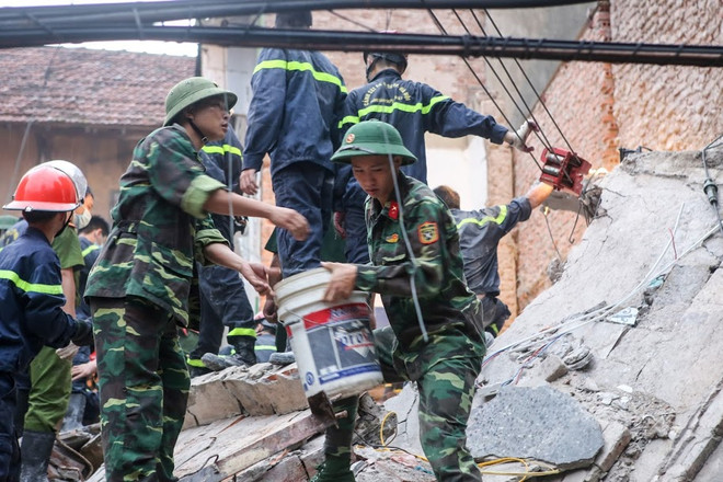 Lực lượng cứu hộ bới từng viên gạch tìm nạn nhân vụ sập nhà Cửa Bắc ảnh 2
