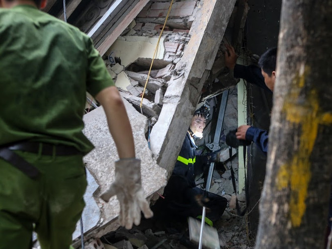 Lực lượng cứu hộ bới từng viên gạch tìm nạn nhân vụ sập nhà Cửa Bắc ảnh 6