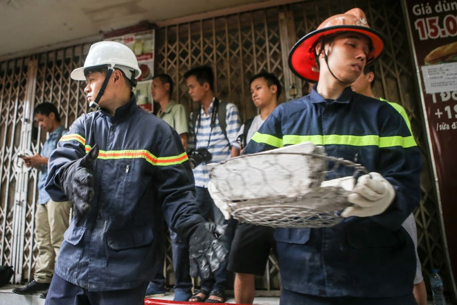 Lực lượng cứu hộ bới từng viên gạch tìm nạn nhân vụ sập nhà Cửa Bắc ảnh 4