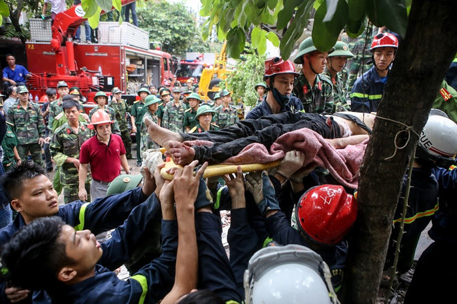 Lực lượng cứu hộ bới từng viên gạch tìm nạn nhân vụ sập nhà Cửa Bắc ảnh 12