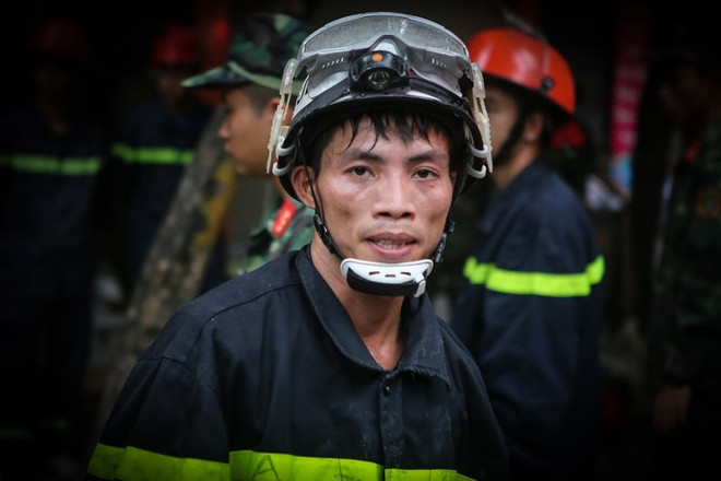 Lực lượng cứu hộ bới từng viên gạch tìm nạn nhân vụ sập nhà Cửa Bắc ảnh 8