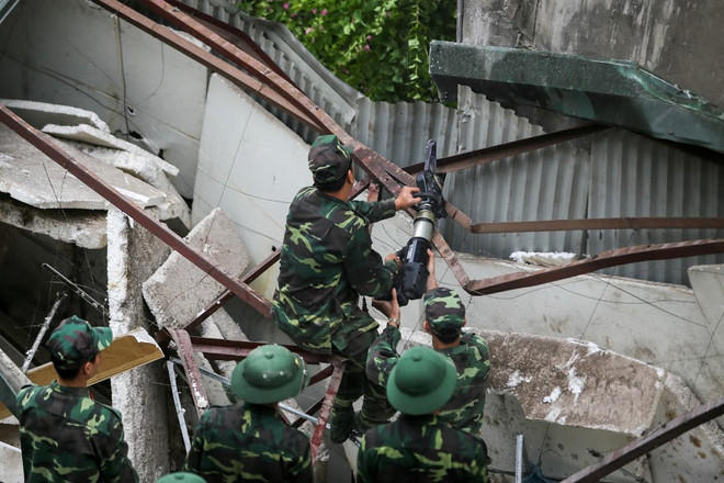 Lực lượng cứu hộ bới từng viên gạch tìm nạn nhân vụ sập nhà Cửa Bắc ảnh 5