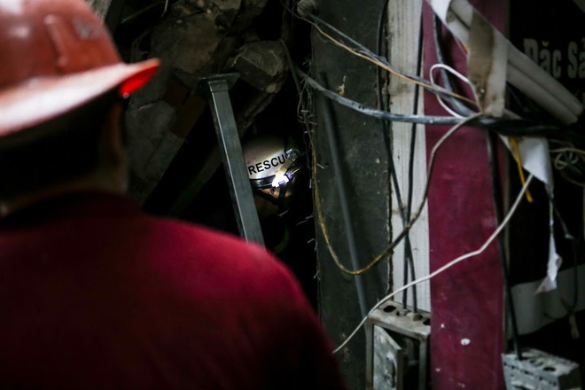 Lực lượng cứu hộ bới từng viên gạch tìm nạn nhân vụ sập nhà Cửa Bắc ảnh 7