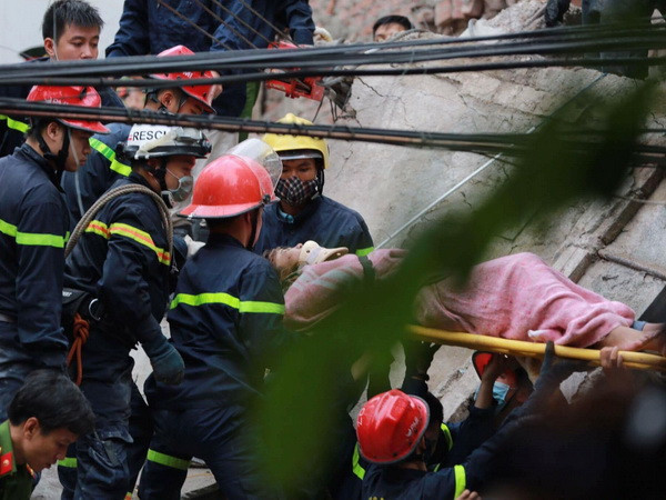 Sập nhà Cửa Bắc: Giải cứu thêm một nạn nhân nữ, còn 2 người mắc kẹt ảnh 1