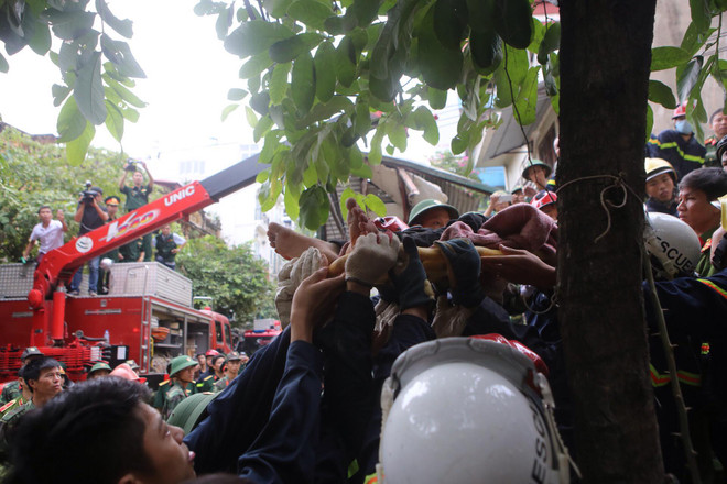 Hà Nội: Giải cứu thêm một nạn nhân trong vụ sập nhà ở Cửa Bắc ảnh 5