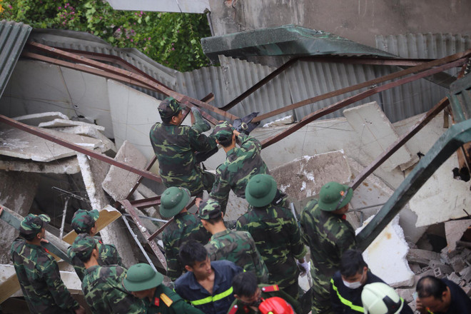 [Photo] Đống đổ nát của ngôi nhà 4 tầng, chôn 5 người tại Cửa Bắc ảnh 6