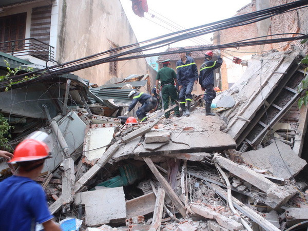 [Video] Cận cảnh nhà 3 tầng bị sập, 5 người bị vùi lấp ở Cửa Bắc ảnh 1