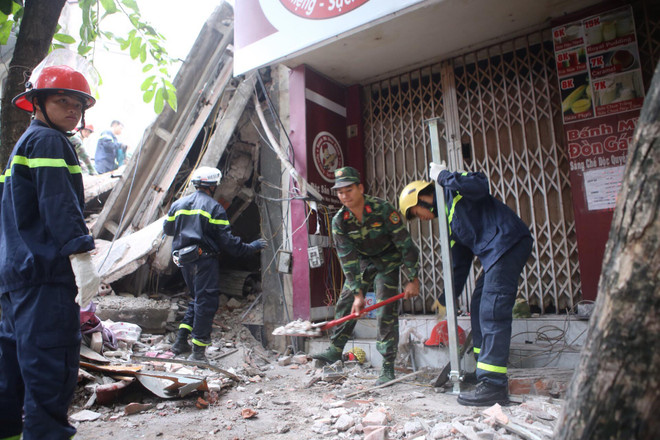 [Photo] Đống đổ nát của ngôi nhà 4 tầng, chôn 5 người tại Cửa Bắc ảnh 3