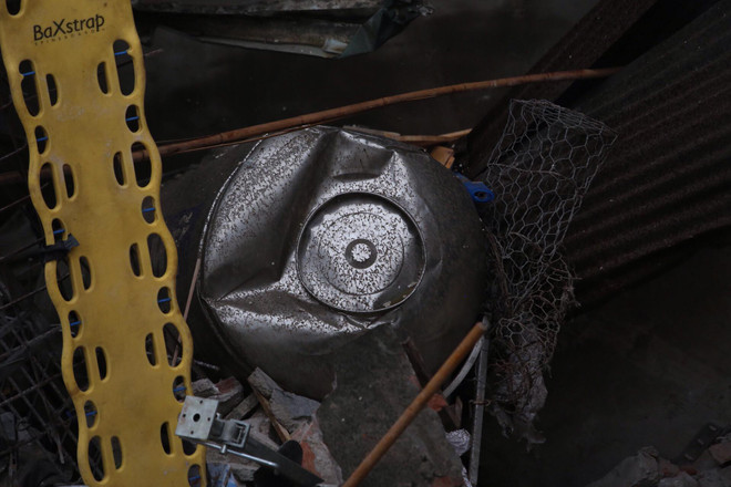 [Photo] Đống đổ nát của ngôi nhà 4 tầng, chôn 5 người tại Cửa Bắc ảnh 7