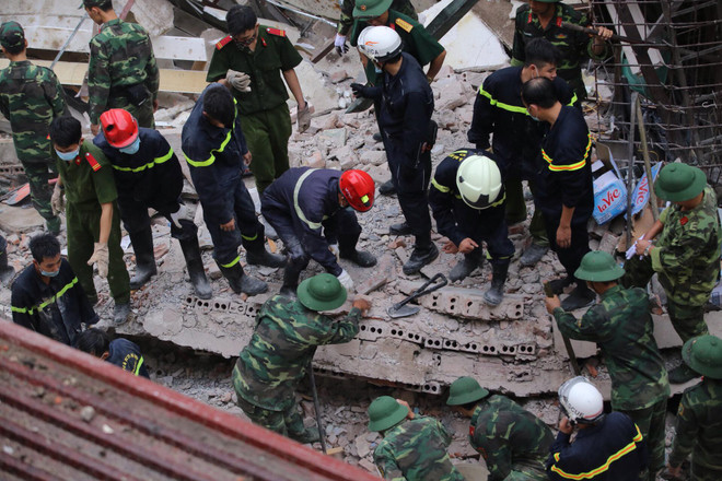 [Photo] Đống đổ nát của ngôi nhà 4 tầng, chôn 5 người tại Cửa Bắc ảnh 2