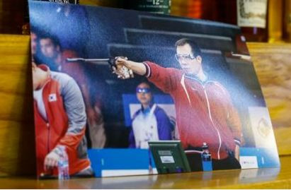 [Photo] Cận cảnh ngăn tủ nhỏ đầy vinh quang của Hoàng Xuân Vinh ảnh 2