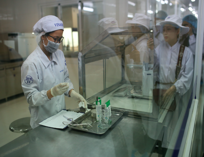 Lần đầu tiên những khách mời được tận mắt thấy công tác kiểm tra chất lượng sản phẩm sữa học đường tại phòng thí nghiệm đạt chuẩn quốc tế ISO/IEC 17025. (Ảnh: CTV) Vinamilk tổ chức cho các khách hàng nhí tham quan 'Siêu nhà máy' ảnh 6