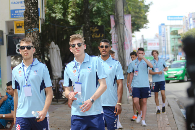 Cùng thời điểm U19 HAGL Arsenal JMG đến Cần Thơ, U19 Sydney cũng đi dạo bên ngoài khuôn viên khách sạn. (Ảnh: Minh Chiến/Vietnam+) U19 HAGL Arsenal JMG di chuyển 2 đợt vì máy bay bầu Đức quá nhỏ ảnh 7