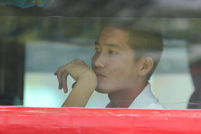 Thủ thành Văn Trường tỏ ra mệt mỏi sau chuyến bay. (Ảnh: Minh Chiến/Vietnam+) U19 HAGL Arsenal JMG di chuyển 2 đợt vì máy bay bầu Đức quá nhỏ ảnh 4