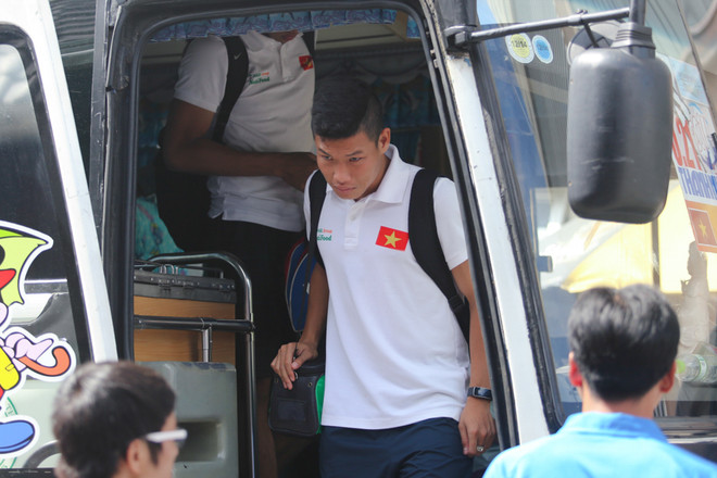 Đông Triều dẫn đầu nhóm một U19 HAGL Arsenal JMG. Nhóm hai của Công Phượng, Văn Toàn, Tuấn Anh sẽ có mặt vào lúc 13 giờ chiều. (Ảnh: Minh Chiến/Vietnam+) U19 HAGL Arsenal JMG di chuyển 2 đợt vì máy bay bầu Đức quá nhỏ ảnh 5