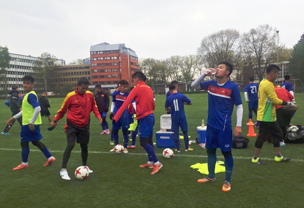 [Photo] U20 Việt Nam mê mẩn không khí bóng đá tại Đức ảnh 1