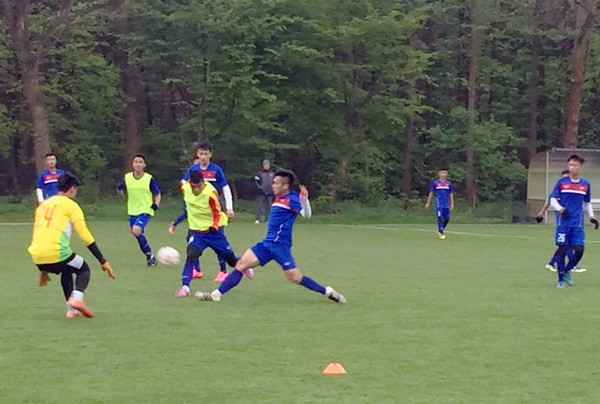 [Photo] U20 Việt Nam mê mẩn không khí bóng đá tại Đức ảnh 2