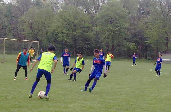 [Photo] U20 Việt Nam mê mẩn không khí bóng đá tại Đức ảnh 3