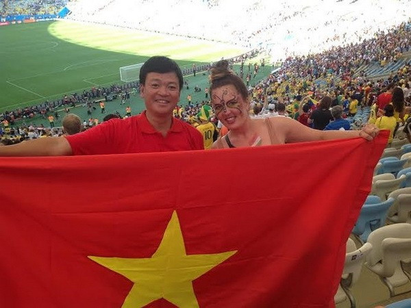 Cổ động viên Hải Phòng mang đặc sản Việt đến với EURO 2016 ảnh 2