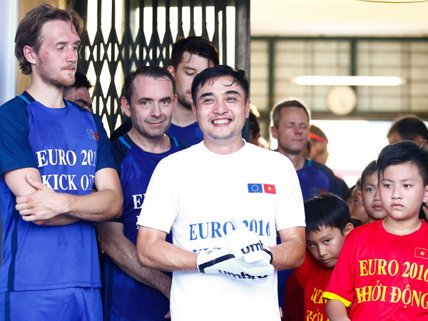 Trận cầu đặc biệt của các nhà ngoại giao nhân dịp EURO 2016 ảnh 1