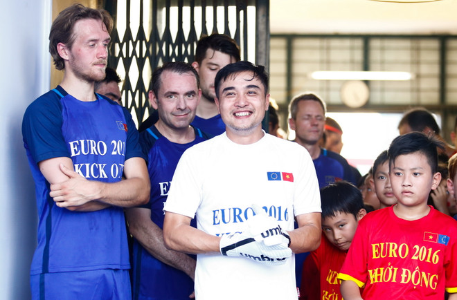 [Photo] Các nhà ngoại giao EU đá bóng với cựu danh thủ Việt Nam ảnh 1