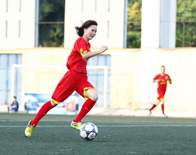 [Photo] Các nhà ngoại giao EU đá bóng với cựu danh thủ Việt Nam ảnh 3