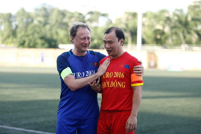 [Photo] Các nhà ngoại giao EU đá bóng với cựu danh thủ Việt Nam ảnh 2