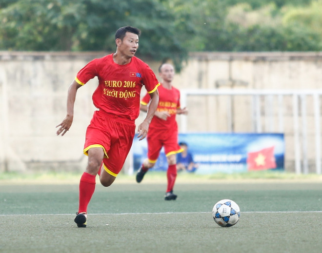 [Photo] Các nhà ngoại giao EU đá bóng với cựu danh thủ Việt Nam ảnh 4