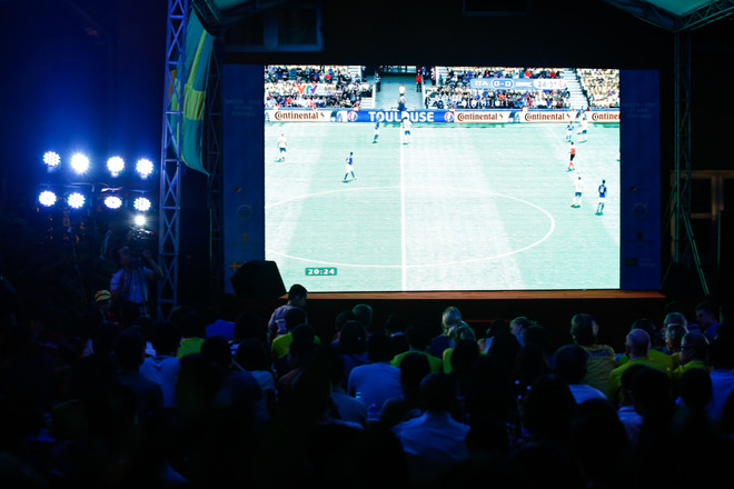 [Photo] CĐV Thụy Điển ở Việt Nam chết lặng khi Italy ghi bàn phút 88 ảnh 1