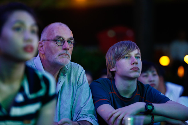 [Photo] CĐV Thụy Điển ở Việt Nam chết lặng khi Italy ghi bàn phút 88 ảnh 7