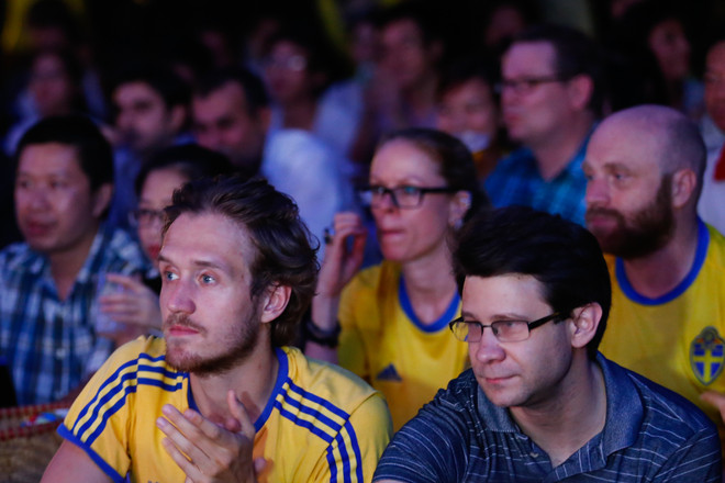 [Photo] CĐV Thụy Điển ở Việt Nam chết lặng khi Italy ghi bàn phút 88 ảnh 6