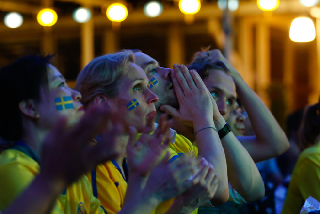 [Photo] CĐV Thụy Điển ở Việt Nam chết lặng khi Italy ghi bàn phút 88 ảnh 5