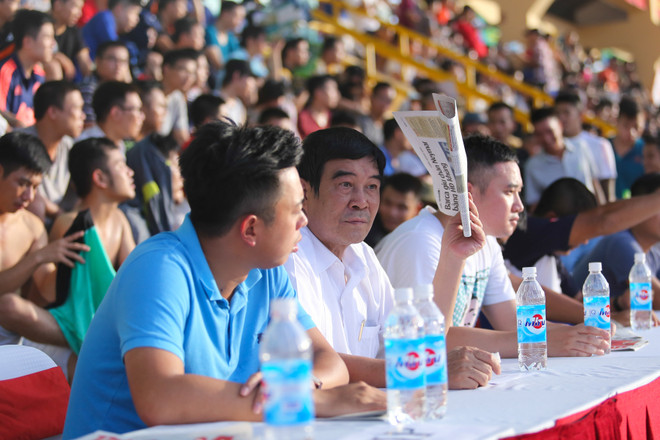 [Photo] Quay mặt với V-League, khán giả đổ xô đi xem đá “phủi” ảnh 4